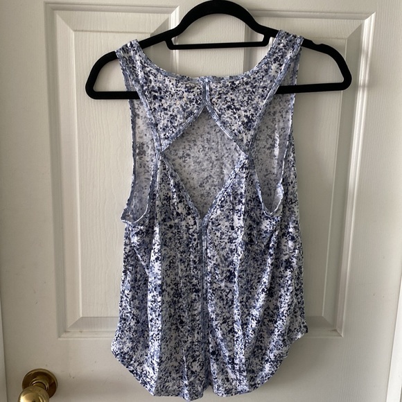 Athleta yoga/exercise loose fitting top. Cut out in back. Size medium. - Picture 2 of 2